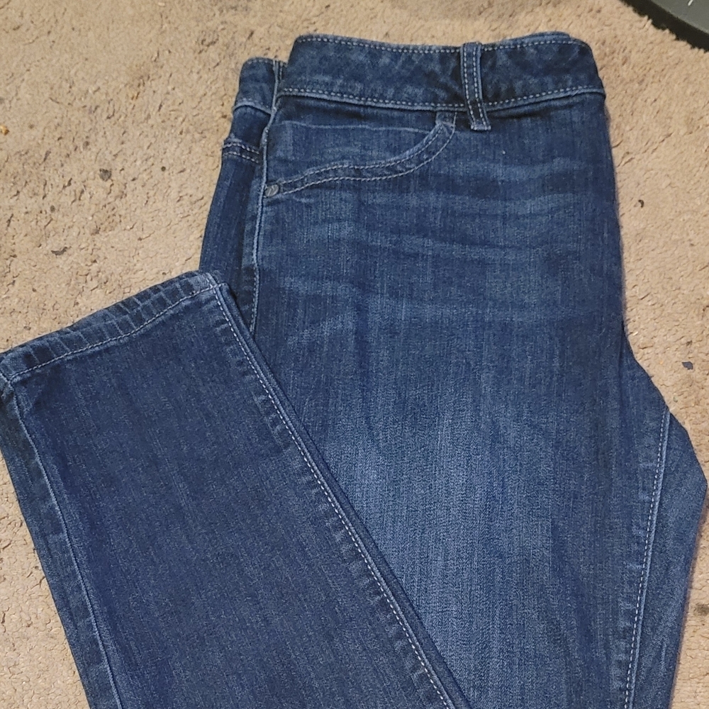 Straight leg, dark washed jeans! Vera Wang!